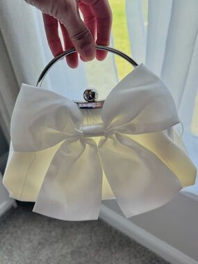 Elegant White Bow Evening Handbag